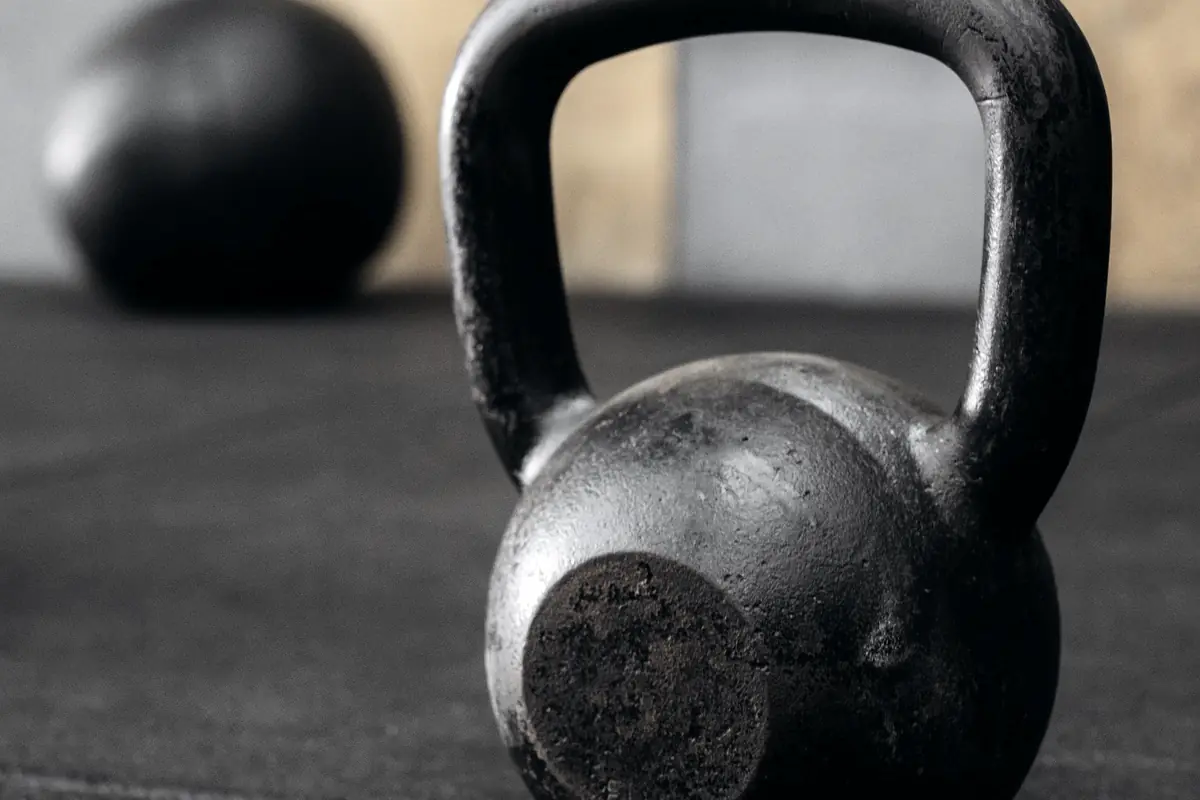 Salon zemininde duran yıpranmış bir kettlebell