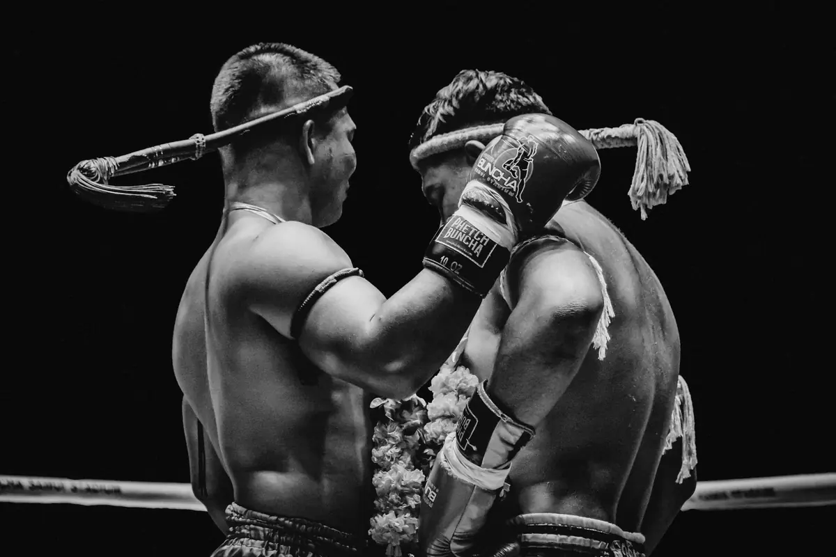 İki Muay Thai sporcusu klinçte, başlarında geleneksel mongkhon