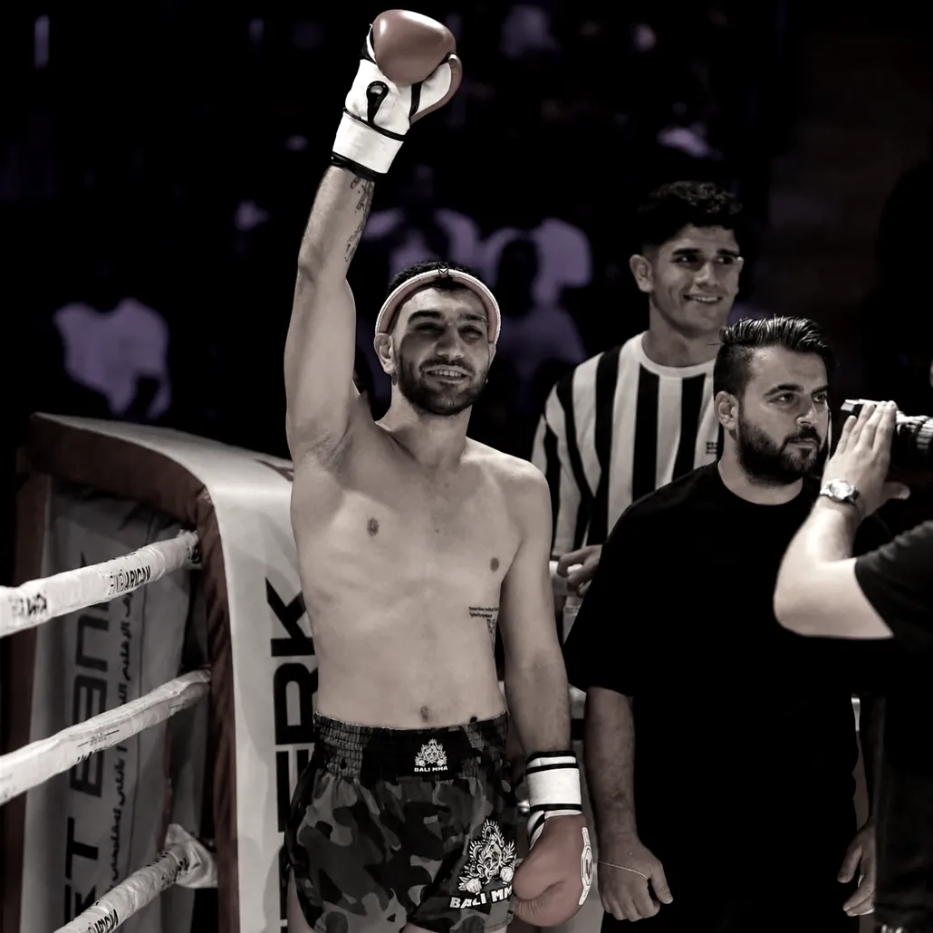 Caner Kart, ringde eldivenli kolunu kaldırmış